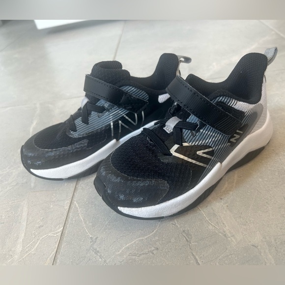 EUC New Balance Kids' Rave Run V2 Hook and Loop Running Shoe - Picture 2 of 8